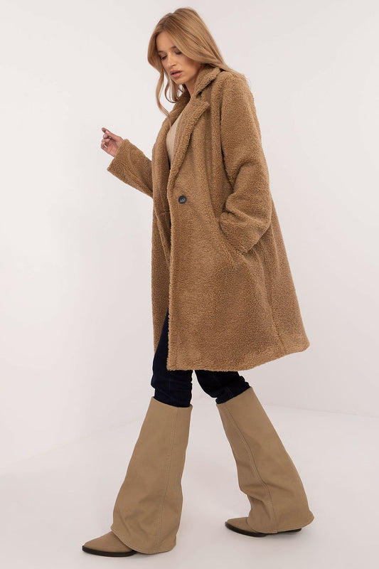 Elegant Coat model 203739 offers a sleek cut, perfect for casual styling and colder days. Ideal for versatile occasions.